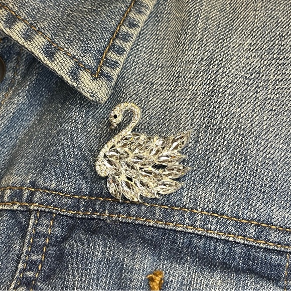 Noble Swan Statement Brooch - Picture 6 of 9